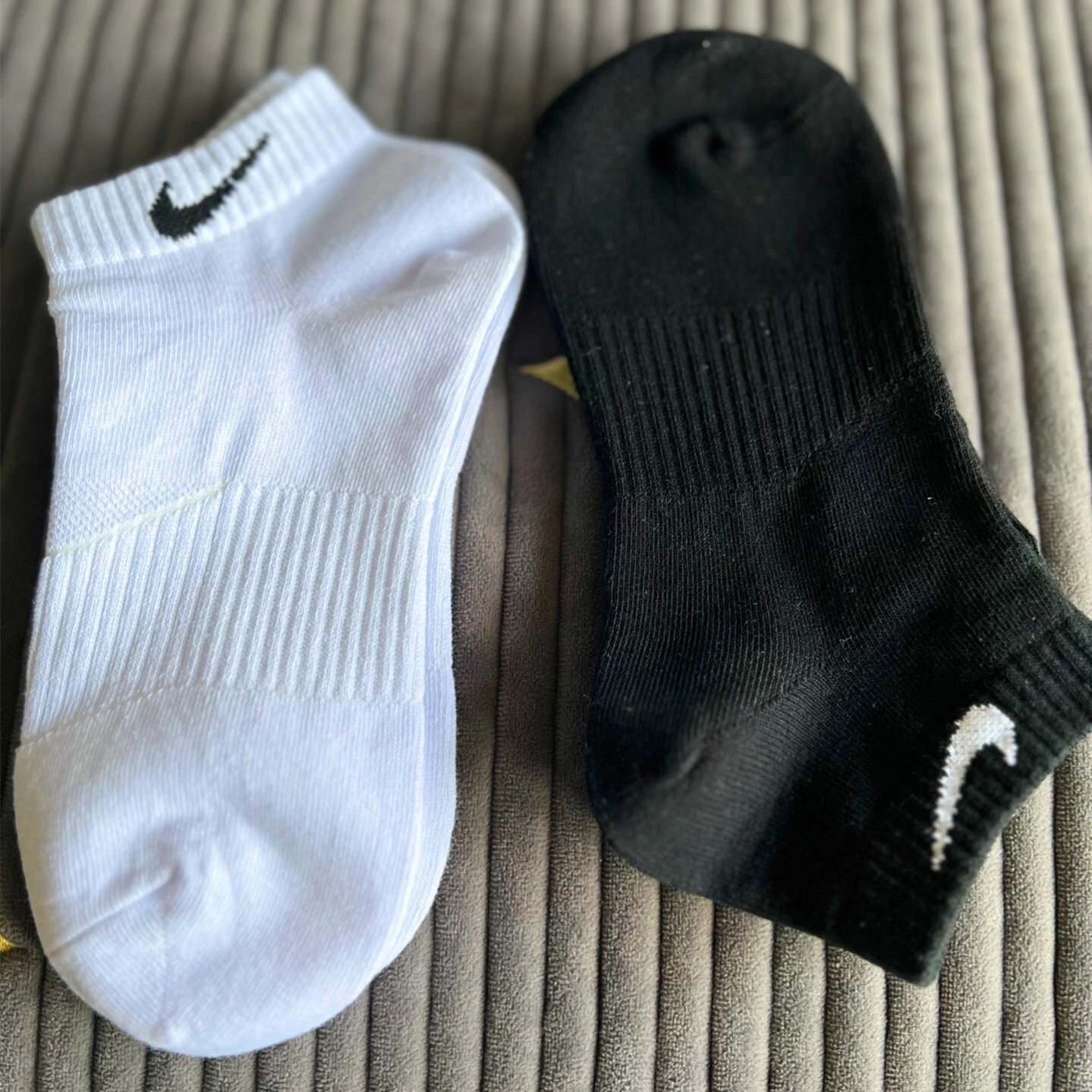 Nike Everyday Lightweight Sports Socks For Men's and Women's 3 Pairs Train Middle Barrel Black White Unisex Socks S M L