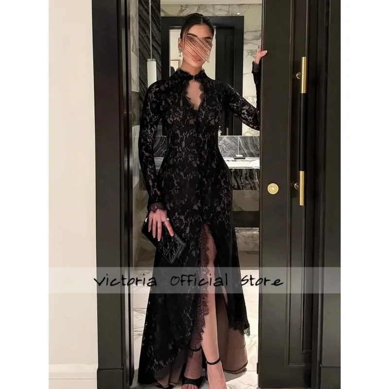 فساتين حفلة موسيقية من الدانتيل الأسود مطوي مناسبة رسمية فساتين سهرة بطول الأرض وفتحة جانبية وأكمام طويلة فساتين حفلات مخصصة