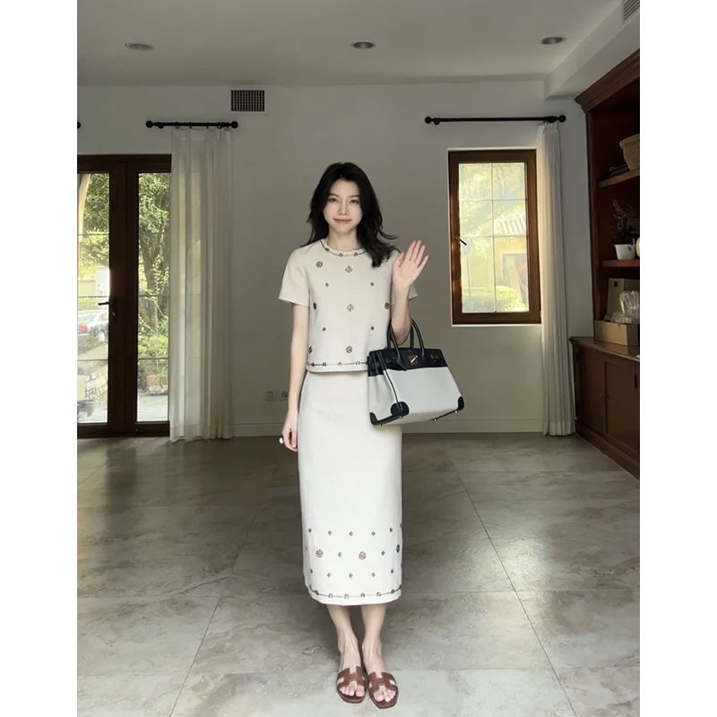 

Комплект Co99: топ из плотного шелкового конопляного полотна и прямая юбка. Новинка лета. Повседневный женский комплект с эффектом стройности.