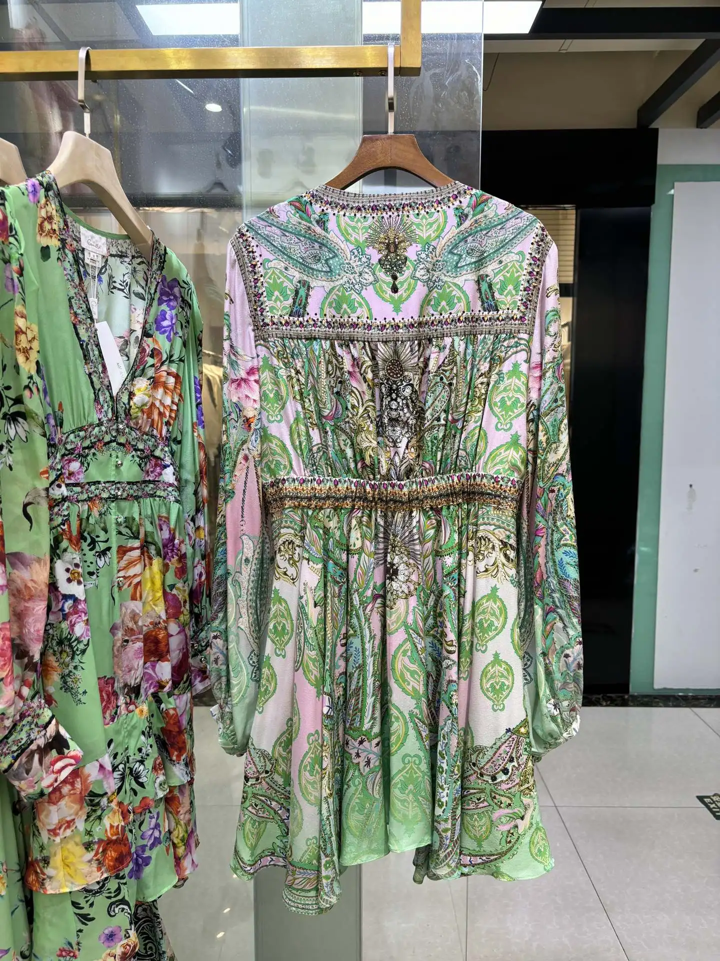 Damska sukienka Mini z głębokim dekoltem w serek z wąska talia z długim rękawem