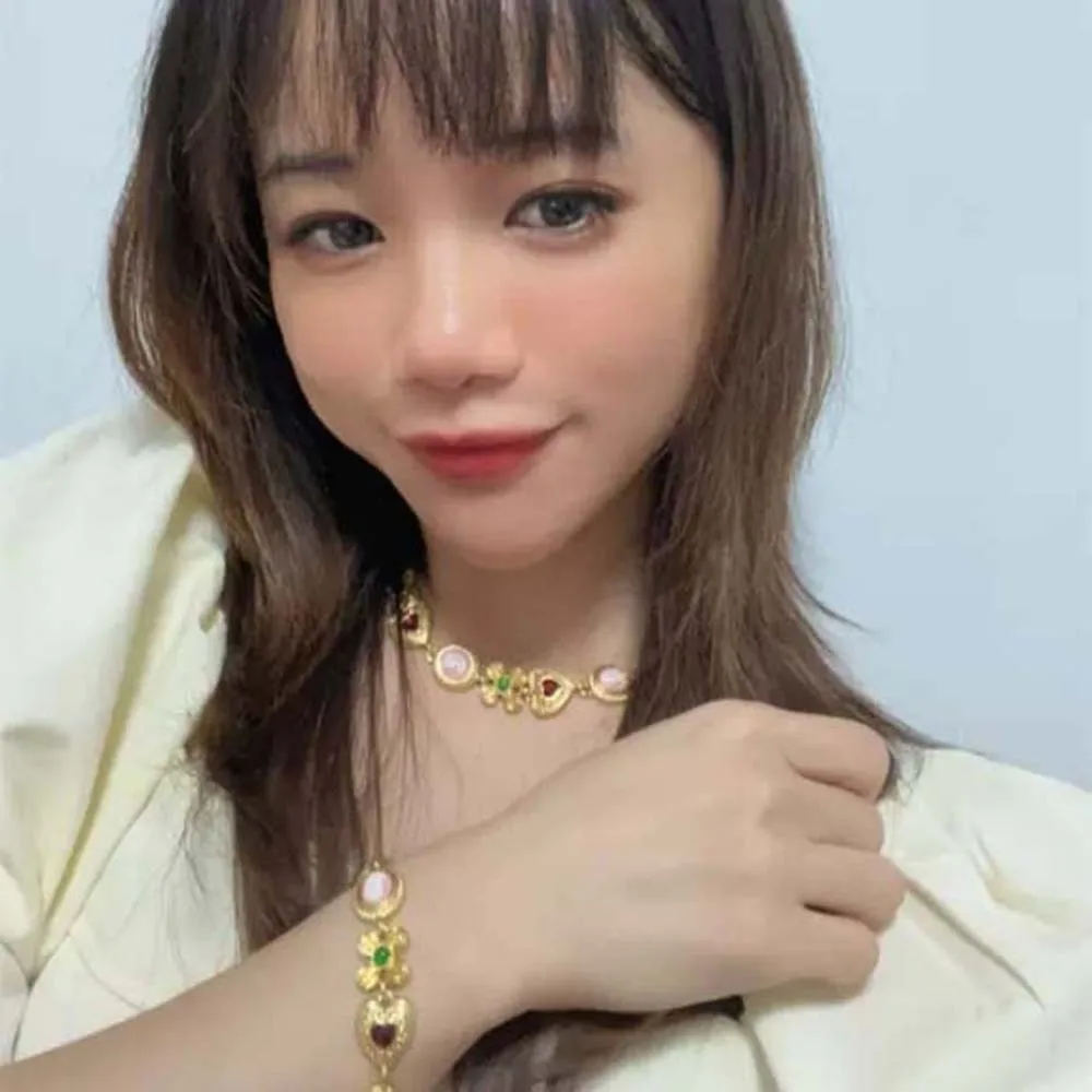 華麗でエレガントなヴィンテージネックレス、合金フラワーハートカメオブレスレット、輝く鎖骨チェーン、レトロなエンボスイヤリング、女性用