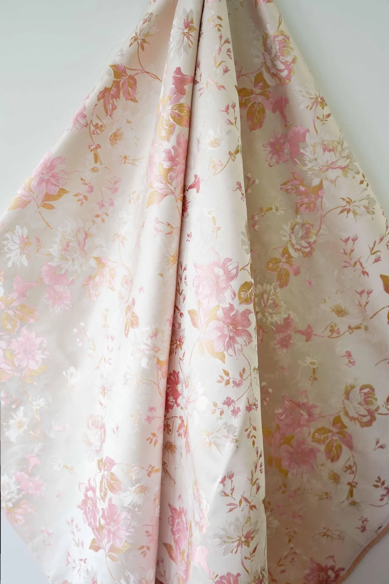 Tessuto jacquard classico con fiori rosa da 1 metro, elegante abito, camicia, borsa, tessuto da cucito decorativo