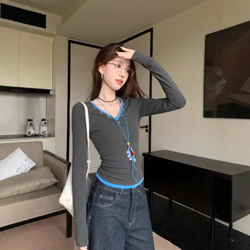 T-shirt a maniche lunghe per auto-coltivazione con scollo a V per ragazza Inizio autunno Nicchia Stile corto Strato base Studente Design Senso Top all'ingrosso