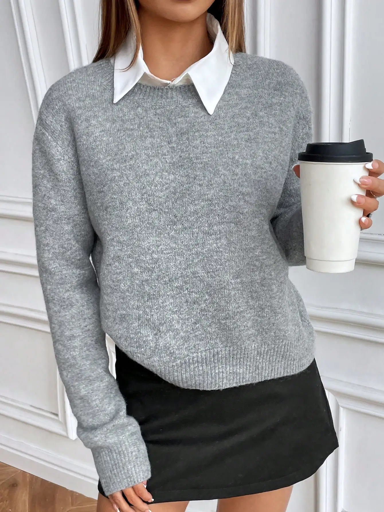 

Серый однотонный вязаный свитер с круглым вырезом, длинными рукавами и декоративным воротником