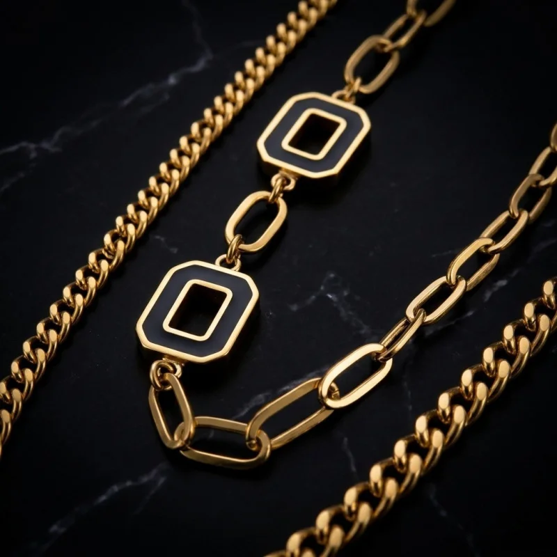 CarlidanaFashionable asymmetrical twisted chain necklace with a light luxury and high-end feel, featuring oil-drip black and whi
