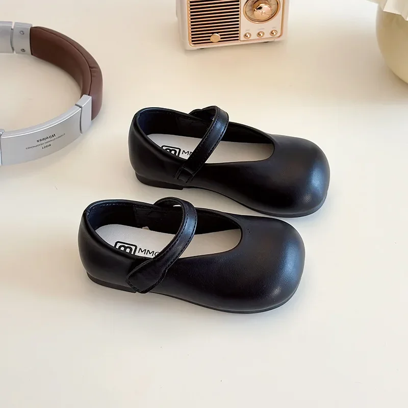 

Spring Summer Girls Fashion Versatility Pearl Velcro Shoes Girls Korean Version Sandals Soft Soled Square Toe Shoes Solid Color