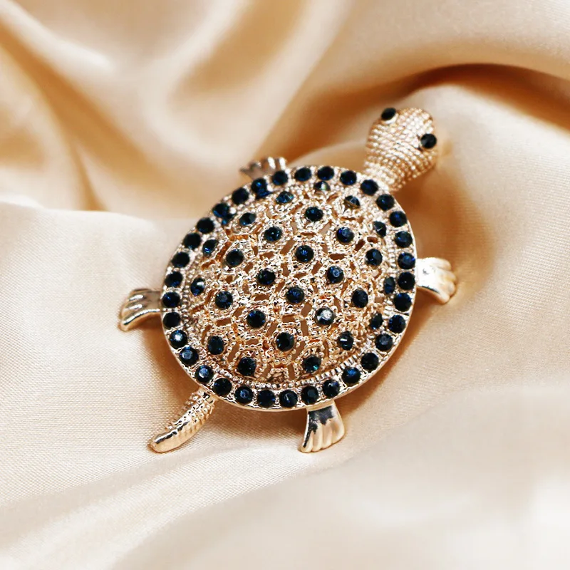 Luxury Delicate Crystal Hollow Turtle Brooches for Women Exquisite Rhinestone Shiny Tortoise Pins Party Sea Animal Jewelry