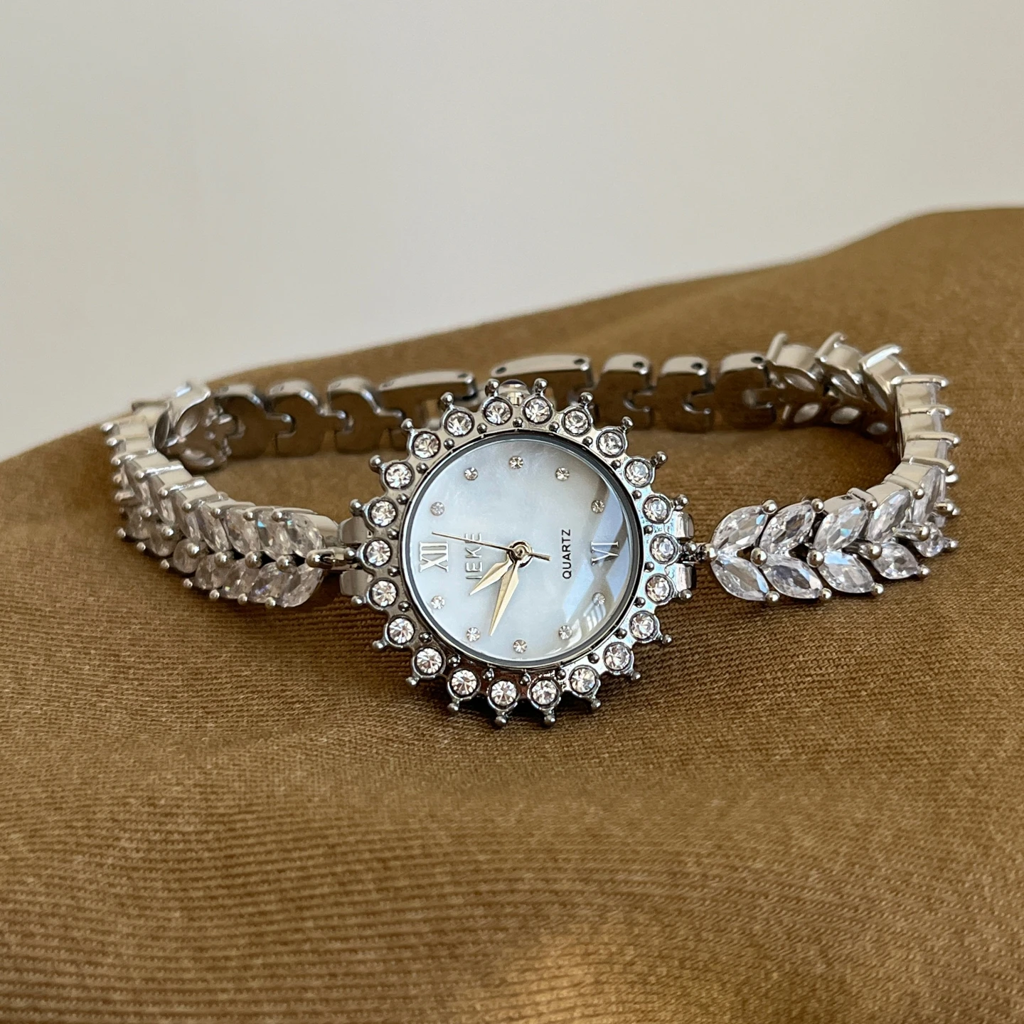 Luxury new chain type exquisite round diamond watch femininity versatile watch