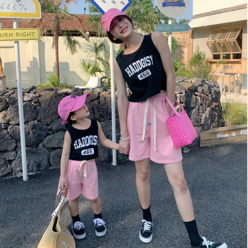 

Наряд для родителей и детей, комплект летнего жилета для мамы и дочки, жилет с буквенным принтом, повседневные шорты, комплект из двух предметов