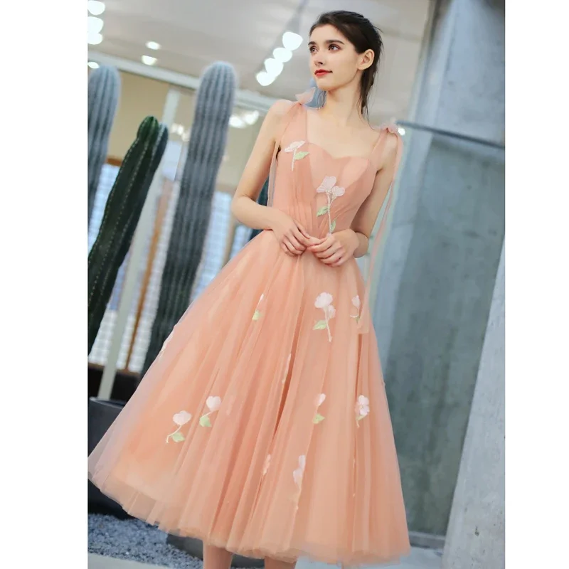 Si tratta di Yiiya Abito da ballo personalizzato Rosa Tulle Floreale Scollo a V Abiti da gala A-line Lunghezza tè Plus size Donna Abiti da cerimonia per feste