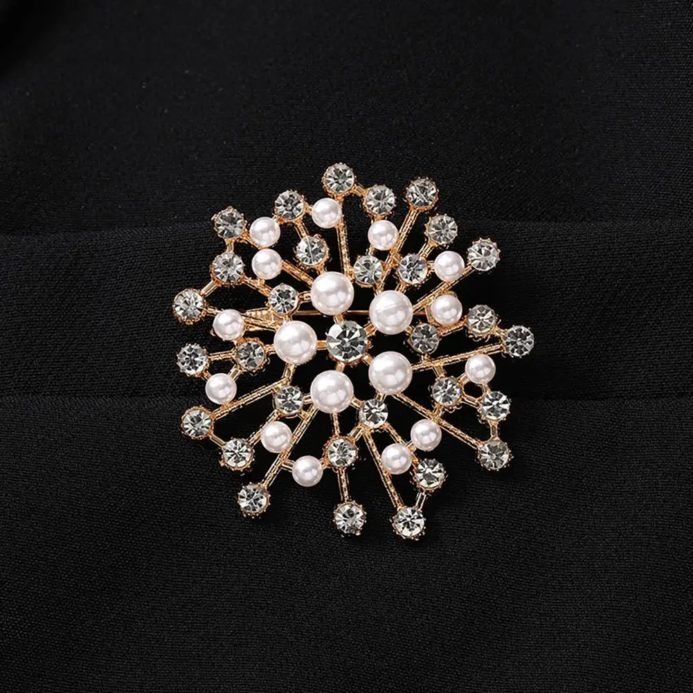 Unique Winter Jewelry Snowflake Brooch Pin with Pearls Rhinestones Durable Alloy Electroplated Brooch Secure Buckle for Coats