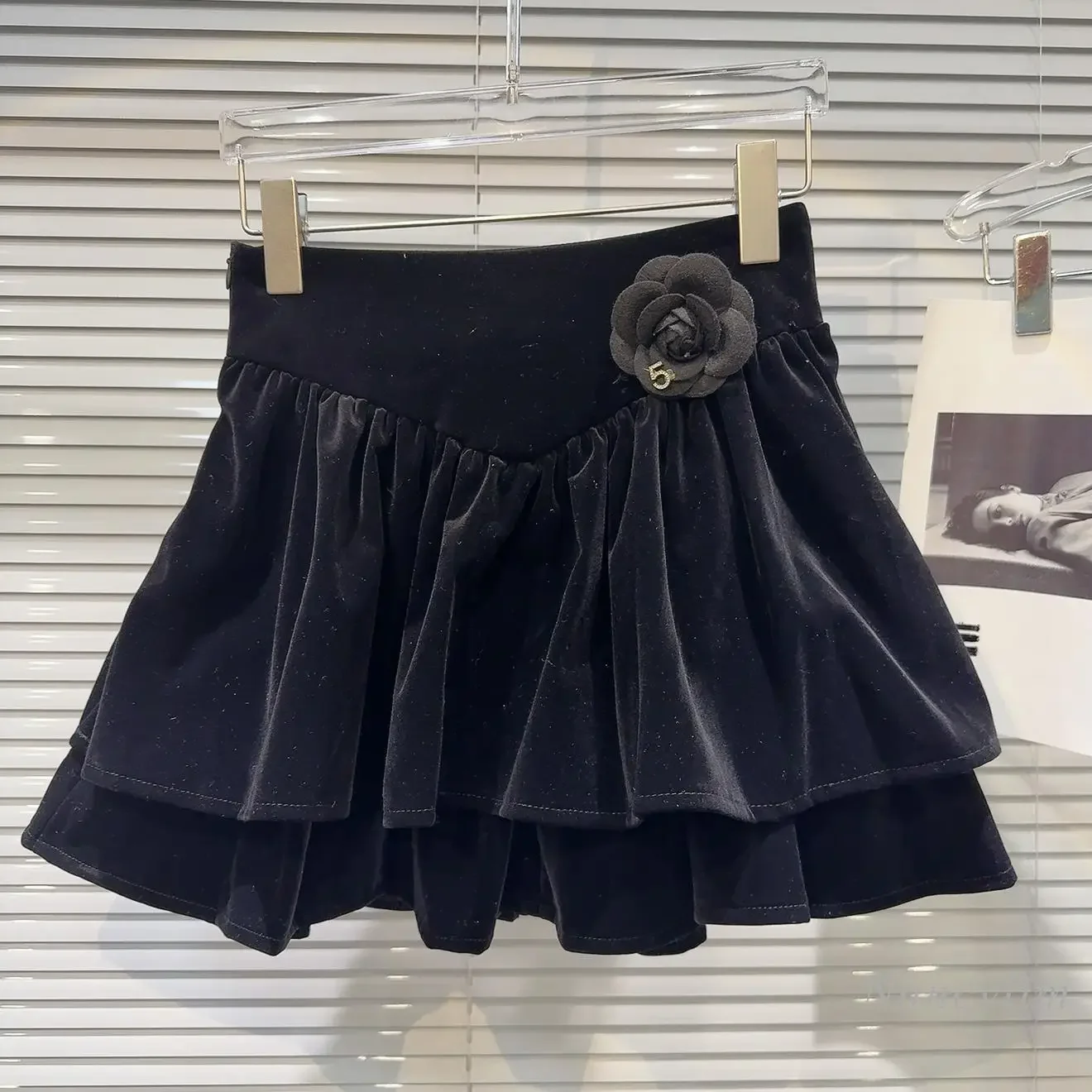 

2024 Winter New Chic Skirt Ladies Three-dimensional Flower Pin Velvet Fabric Sweet Tutu Skirt for Women