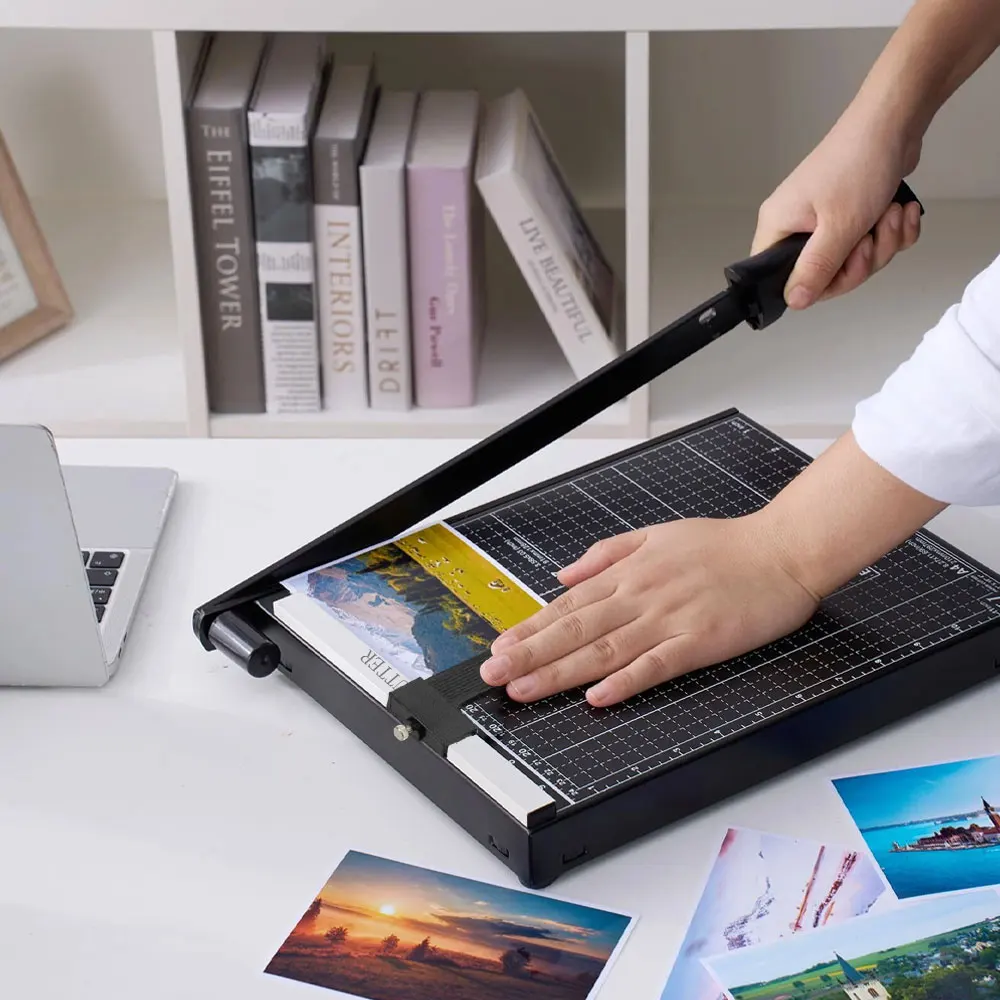 قطعة واحدة من قاطعة الورق الاحترافية مقاس A4 باللون الأسود مع قاعدة معدنية شديدة التحمل لقطع البطاقات والصور والحرف اليدوية.