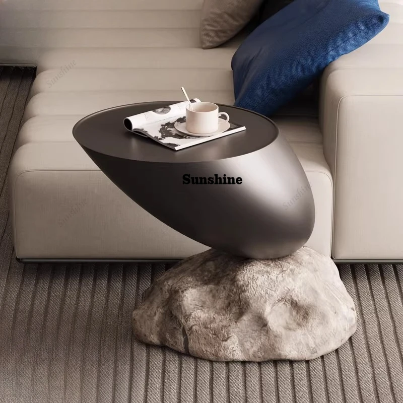 

Несколько украшений на стороне дивана в гостиной, простой стиль ваби, небольшой угловой журнальный столик.