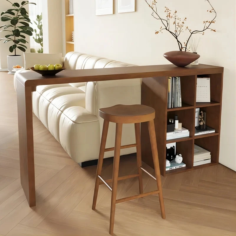 

Массив дерева у стены Барный стол Бытовая маленькая квартира Балкон Гостиная Длинный диван Перегородка Шкафчик Узкий высокий стол