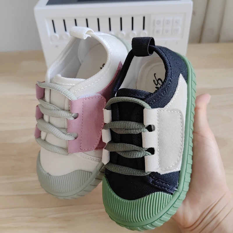 Zapatos de lona con parche para niños, zapatillas suaves de cuero genuino, color verde y rosa, transpirables, novedad de primavera, 2023