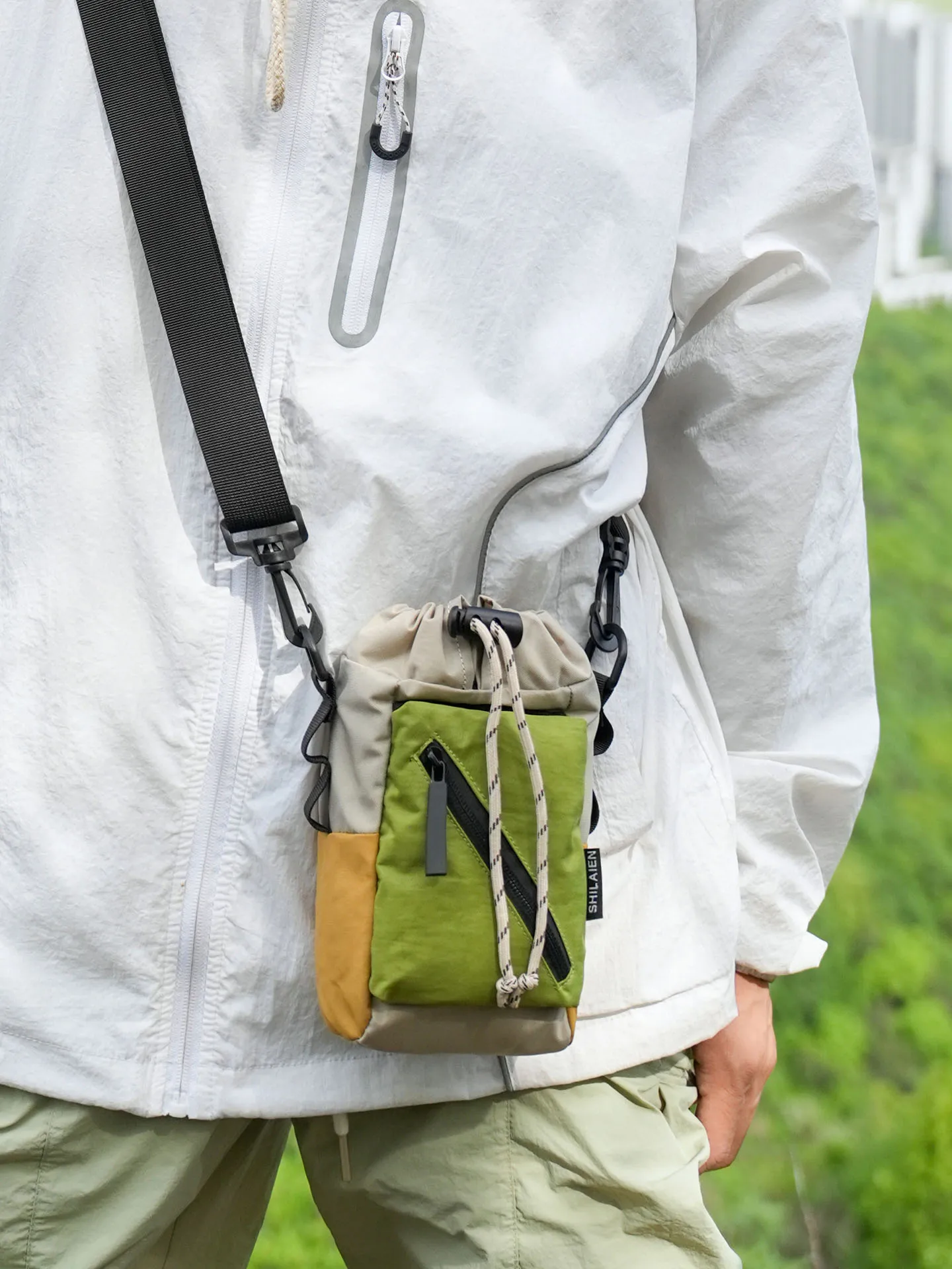 Ultra-Light Compact Water Bottle Bag Crossbody Sports Travel Bag for Hiking Outdoor Activities Unisex Mobile Phone Bag