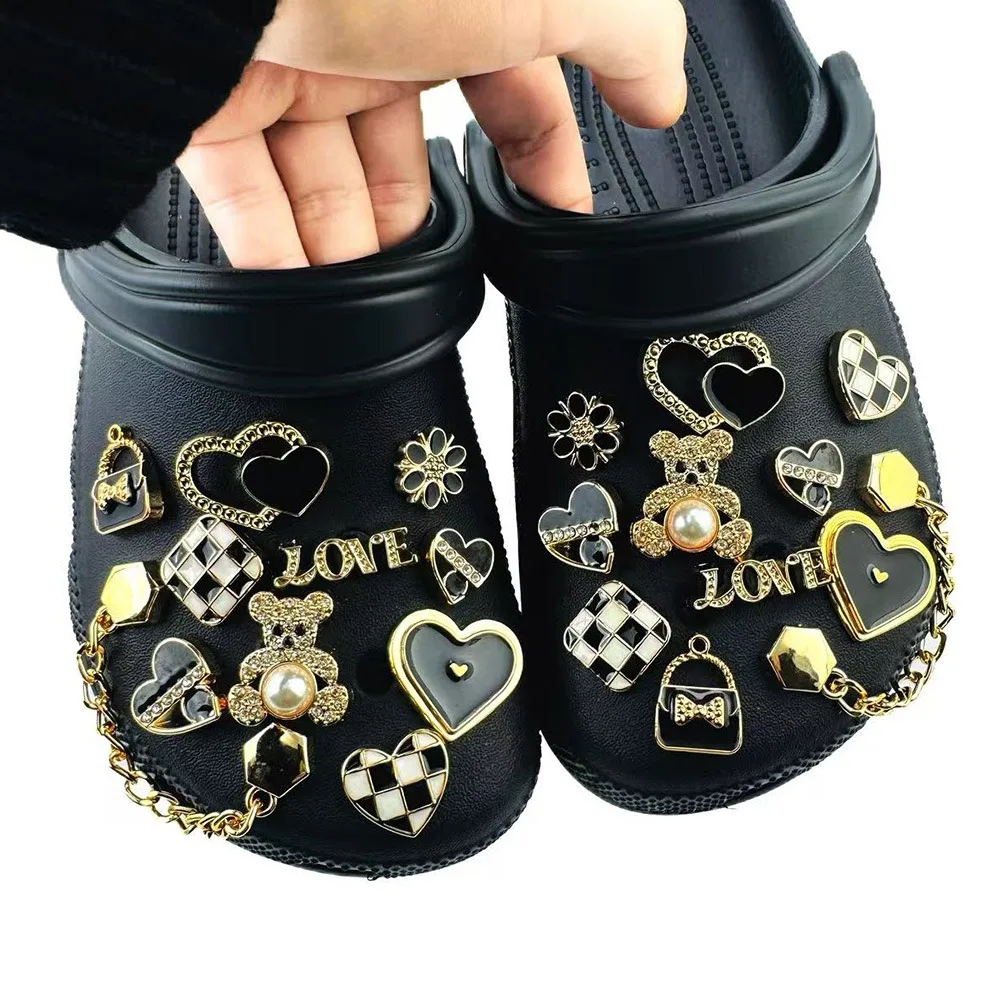 22-teiliges Luxus-Schuhcharms-Set, Zubehör für Clogs, Schuhschnallen, herzförmige Diamanten, Bären, Buchstaben, Goldkette, DIY-Schuhdekoration – Detail 8