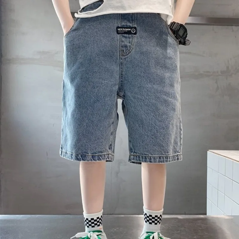 

Новые джинсовые шорты для мальчиков 2026 года: летние повседневные свободные модные стильные брюки средней длины