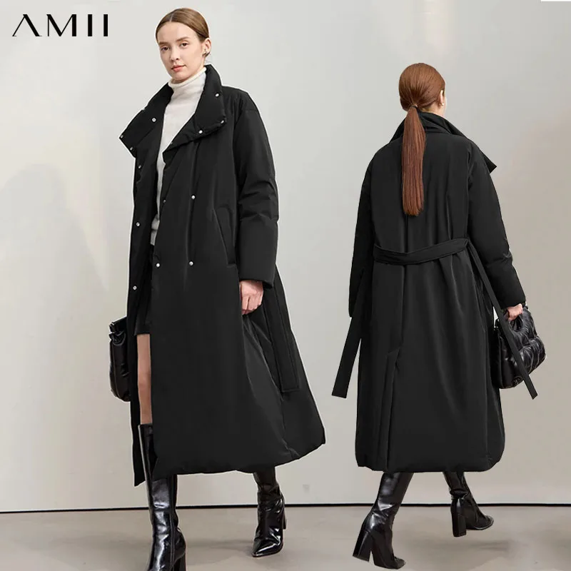 Amii donsjassen 2025, winter nieuwe effen kleur losse lange damesbovenkleding met riem hoge hals dikker warm donsjack 12544184