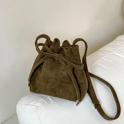 Modne sztuczny zamsz torebka wiadro wysokiej jakości torby na ramię designerskie torby Crossbody dla kobiet plisowane torebki torby ze sznurkiem szykowne