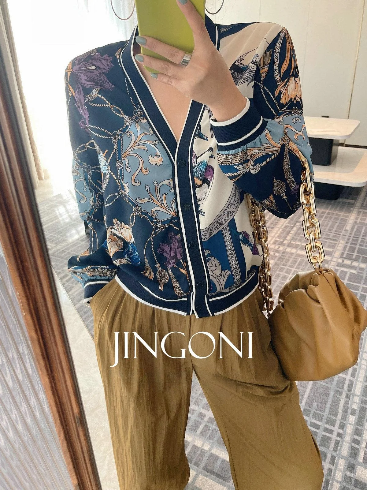 เสื้อผ้าสไตล์วินเทจ JINGONI คอวี แขนยาวทรงหลวมสำหรับผู้หญิง แฟชั่นฤดูใบไม้ผลิใหม่ สไตล์ฮ่องกง บรรยากาศสบายๆ