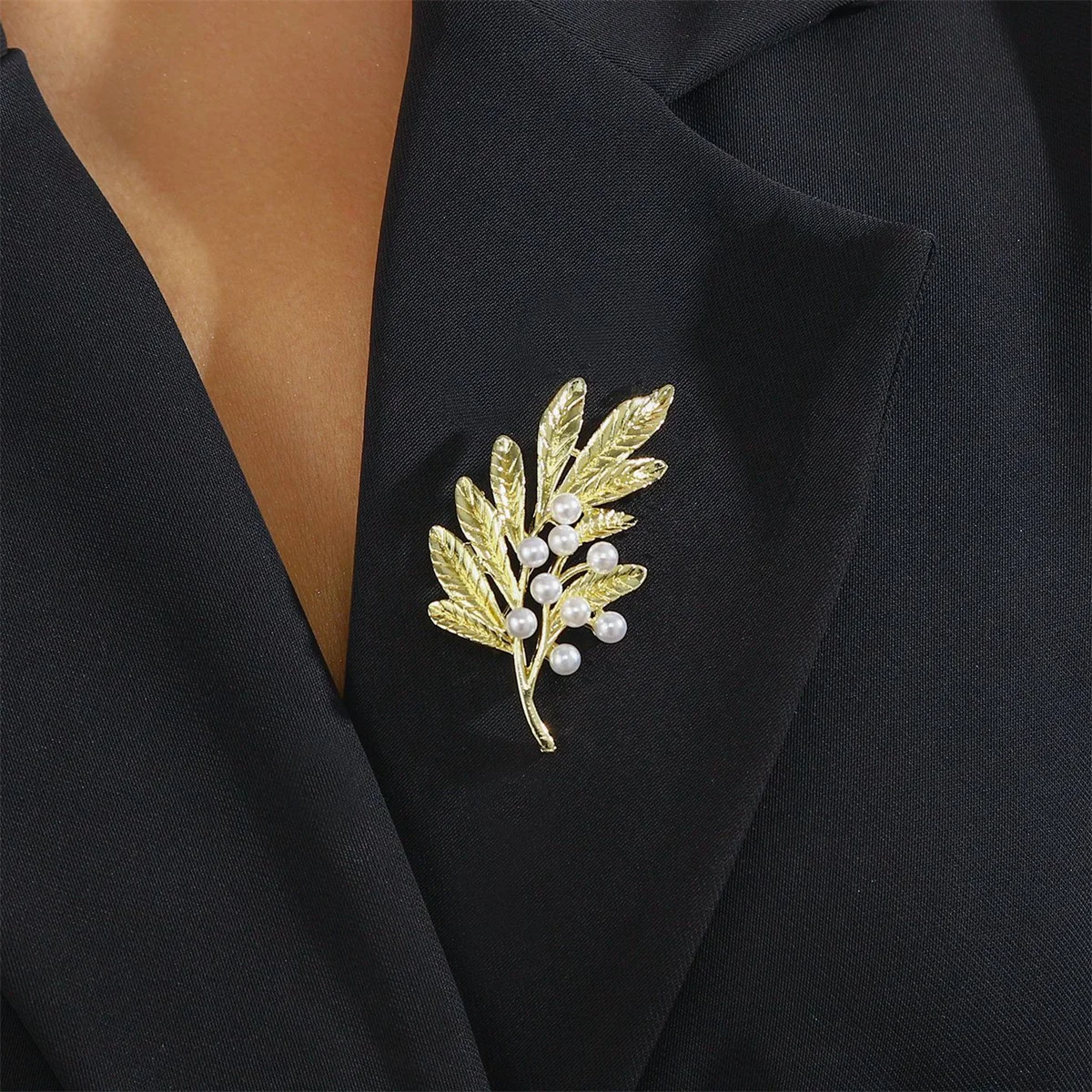 

Charm Trend Leaf Brooch Creative Personality Plant Pin Exquisite Retro Jewelry Accessories Party Daily Decoration Gift 2025