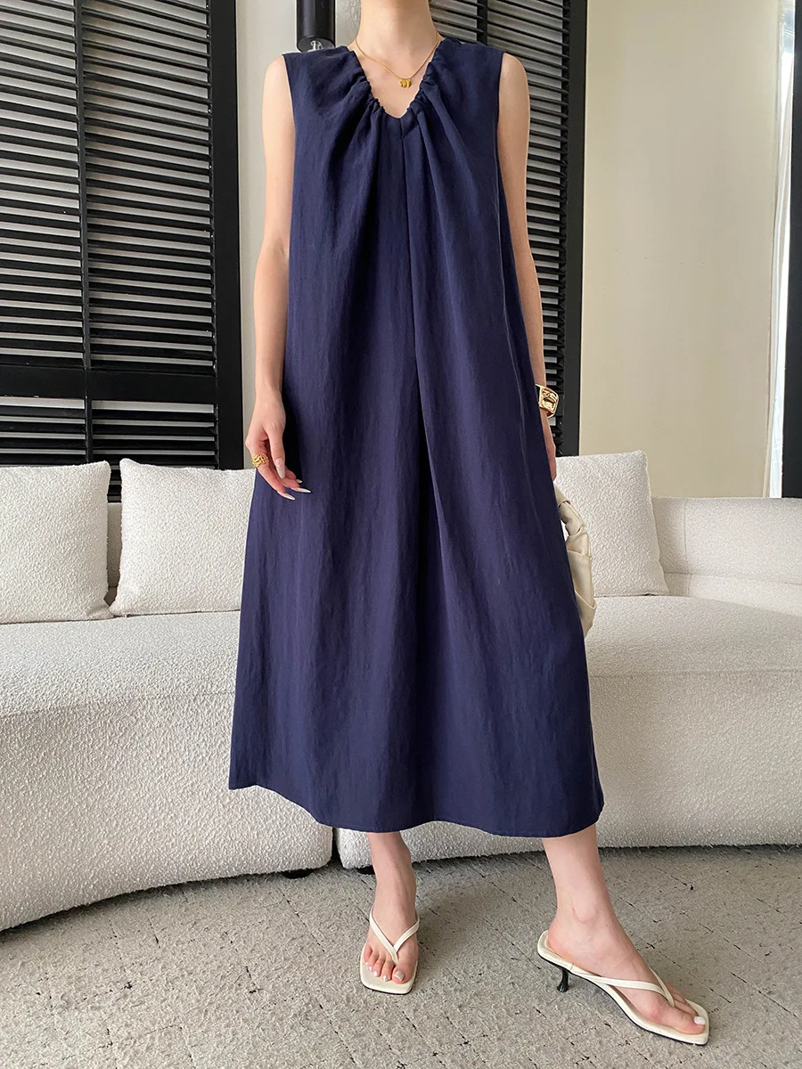 Sommerliches Damenkleid in unifarbenem, plissiertem Design mit V-Ausschnitt, Schnürung an der Taille und schlankmachendem, ärmellosem Schnitt. – Detail 30