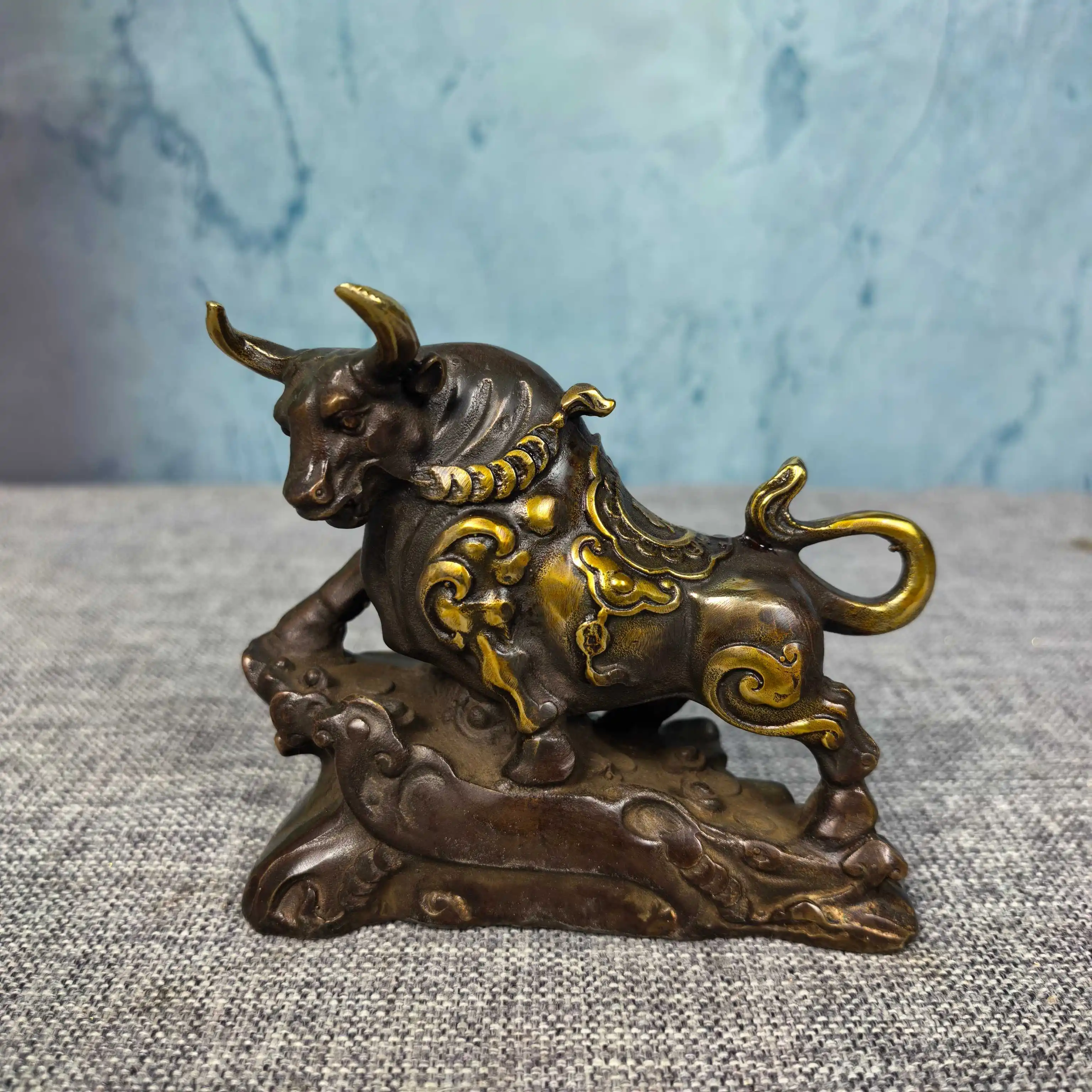 Old Brass Gilded Yuanbao coins with auspicious patterns Struggling Bull Chinese zodiac ox statue Amass wealth Ornaments
