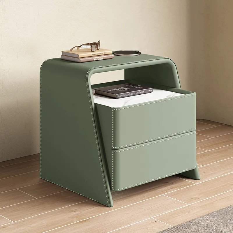 

Минималистичная прикроватная тумбочка из массива дерева с кремовой ветрозащитной обработкой, отделкой из кожи и каменной плитой, прочная и долговечная, для спальни.