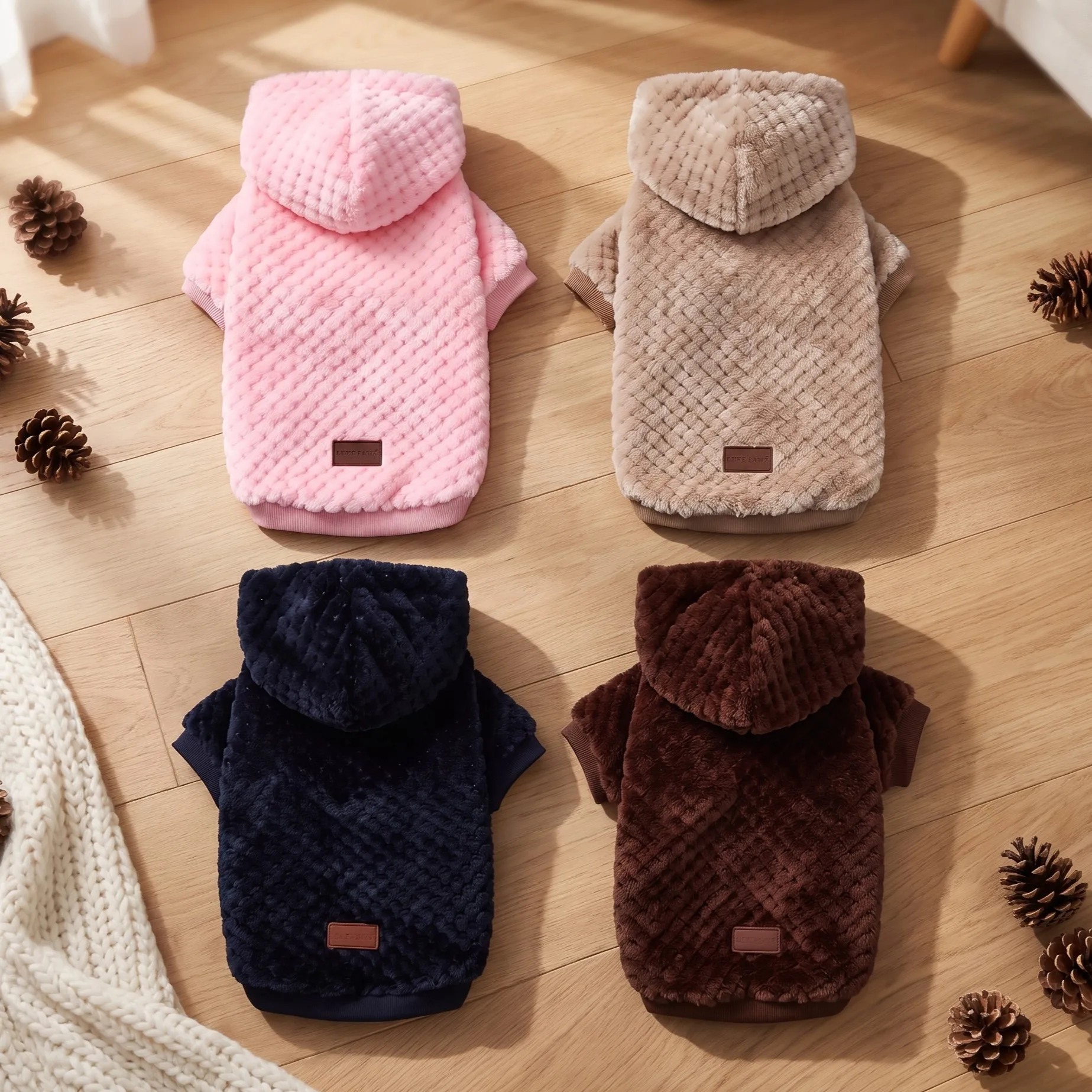 Weicher Polarfleece-Haustiermantel mit Kapuze, warmes Karodesign, ideal für kleine und mittelgroße Hunde, Katzen, Welpen, für den täglichen Gebrauch im Herbst und Winter. – Detail 3