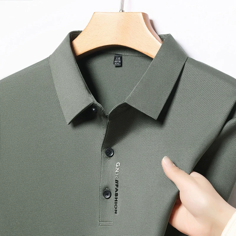 Neues Herren-Business-Casual-Kurzarmhemd mit Abzeichen, einfarbiges Poloshirt, modisches, atmungsaktives, bequemes, vielseitiges Oberteil