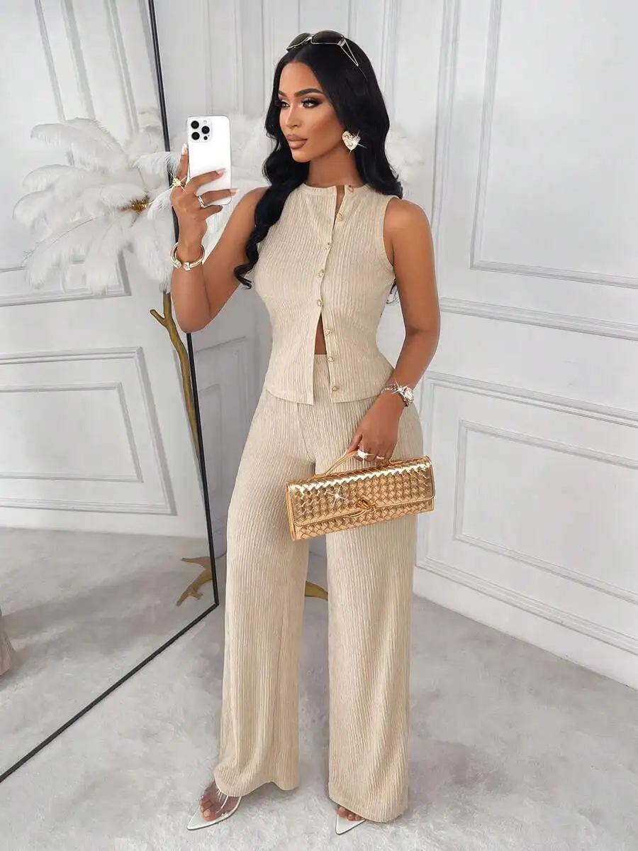 

Бежевый комплект из топа без рукавов на пуговицах в рубчик и брюк с широкими штанинами для элегантного повседневного или делового образа