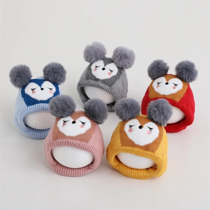 

A knitted pullover hat with a double ball heart-shaped face that provides warmth and comfort in autumn and winter, suitable for