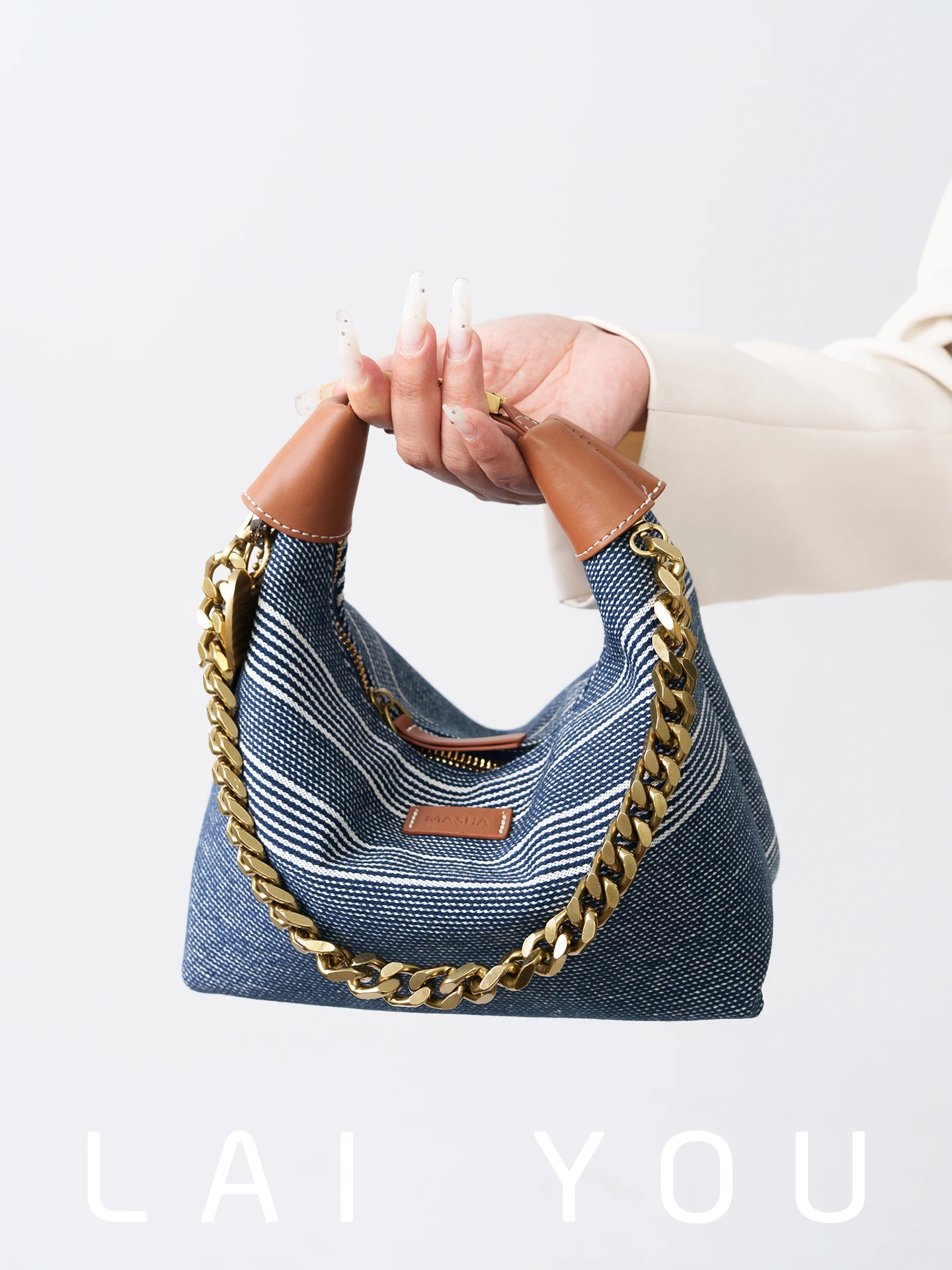 sac-bandouliere-masha-en-jean-a-rayures-pour-femme-–-sac-a-main-polyvalent-et-elegant-en-forme-de-corne-ideal-pour-un-style-decontracte-et-tendance