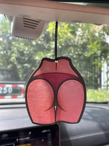Beautiful Buttocks/Cologne Scent Five-Star Unisex Car Perfume and Non-Toxic Air Freshener |   Natural Essential Oils and Aromatherapy Scent Tablets (Noroili/Grapefruit/Cedar) |   Hanging Type and Dual-Purpose with Vent Clip |   Long-Lasting Fragrance for 60-90 Days |   Deodorize and Purify the Air |   Suitable for Use in Cars, Homes, Wardrobes, and Bathrooms. |   Same Fragrance as the One Sold in the Store