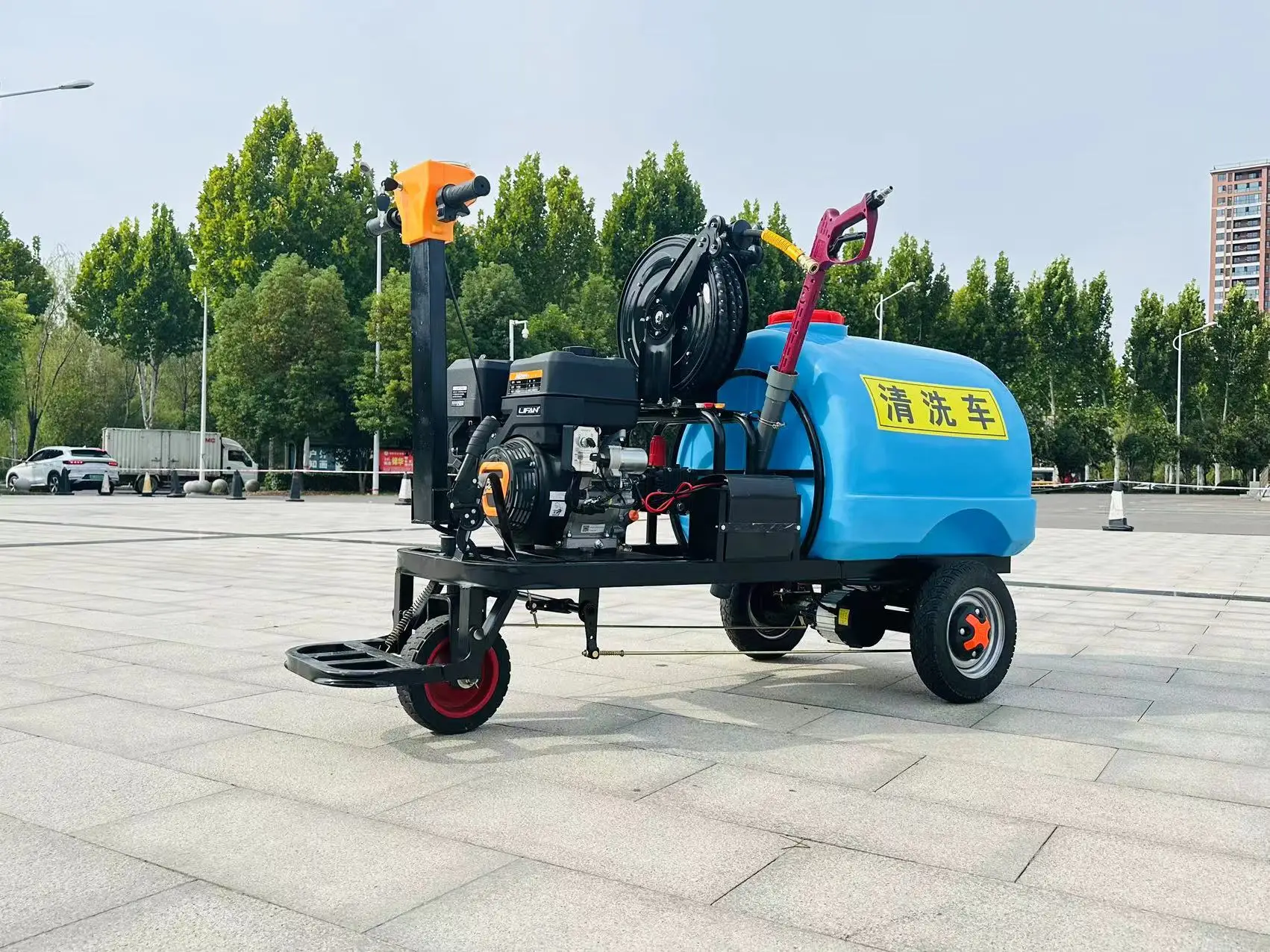 2025Veicolo compatto per la pulizia ad alta pressione e camion aspirapolvere a getto fognario