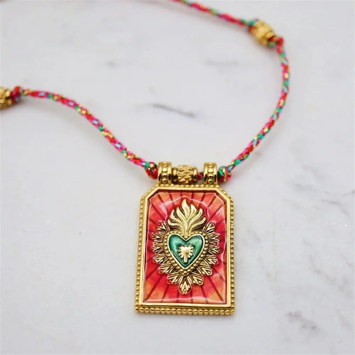 Hot selling artistic retro style tarot card heart eye flame pendant necklace for women\'s fashion gold-plated color preservation