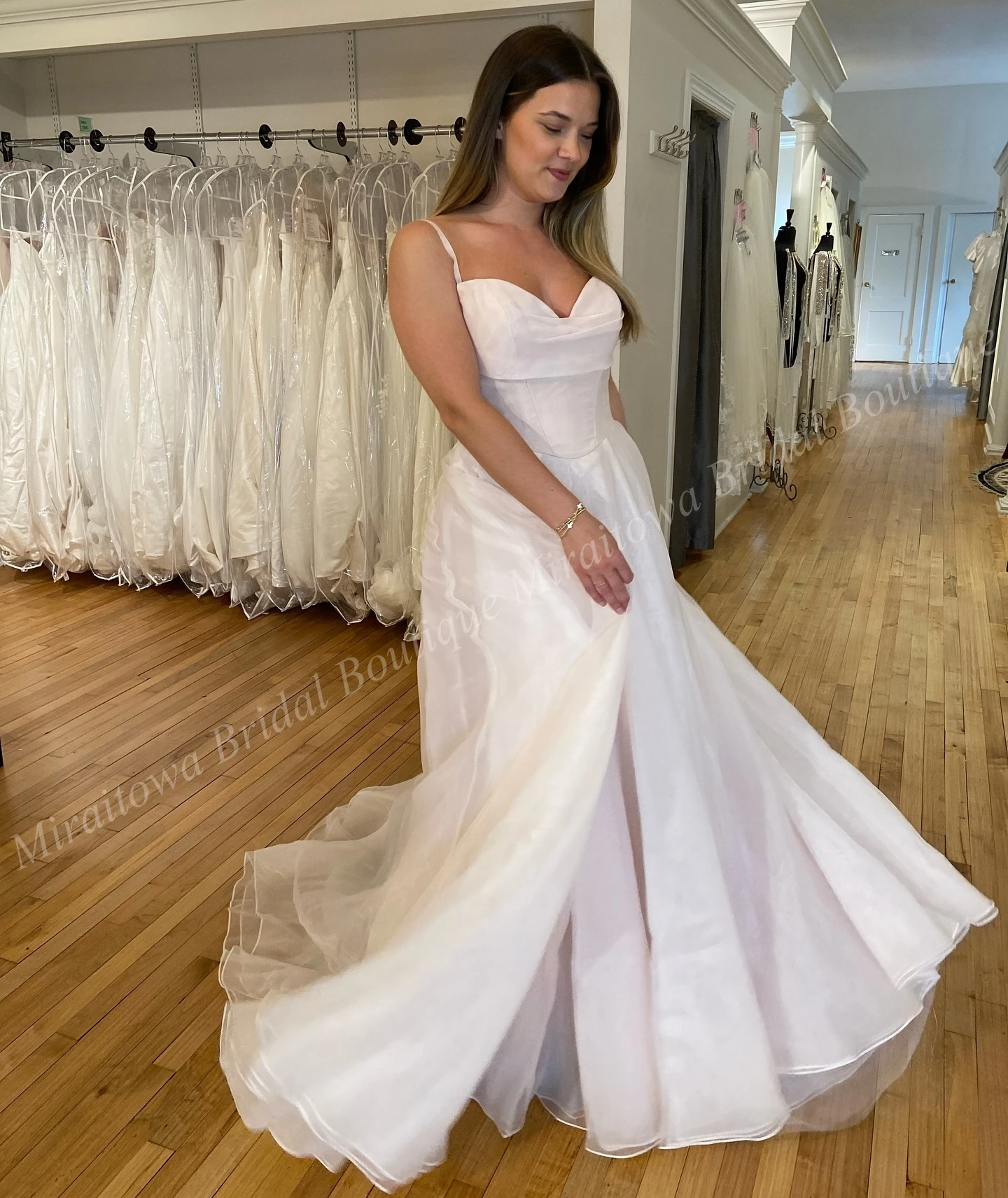 أحمر الخدود حفل زفاف فستان الأشرطة Ruched الأورجانزا مشد مصلى حديقة القلعة في الهواء الطلق القلعة الأمومة ثوب الزفاف صور مخصص