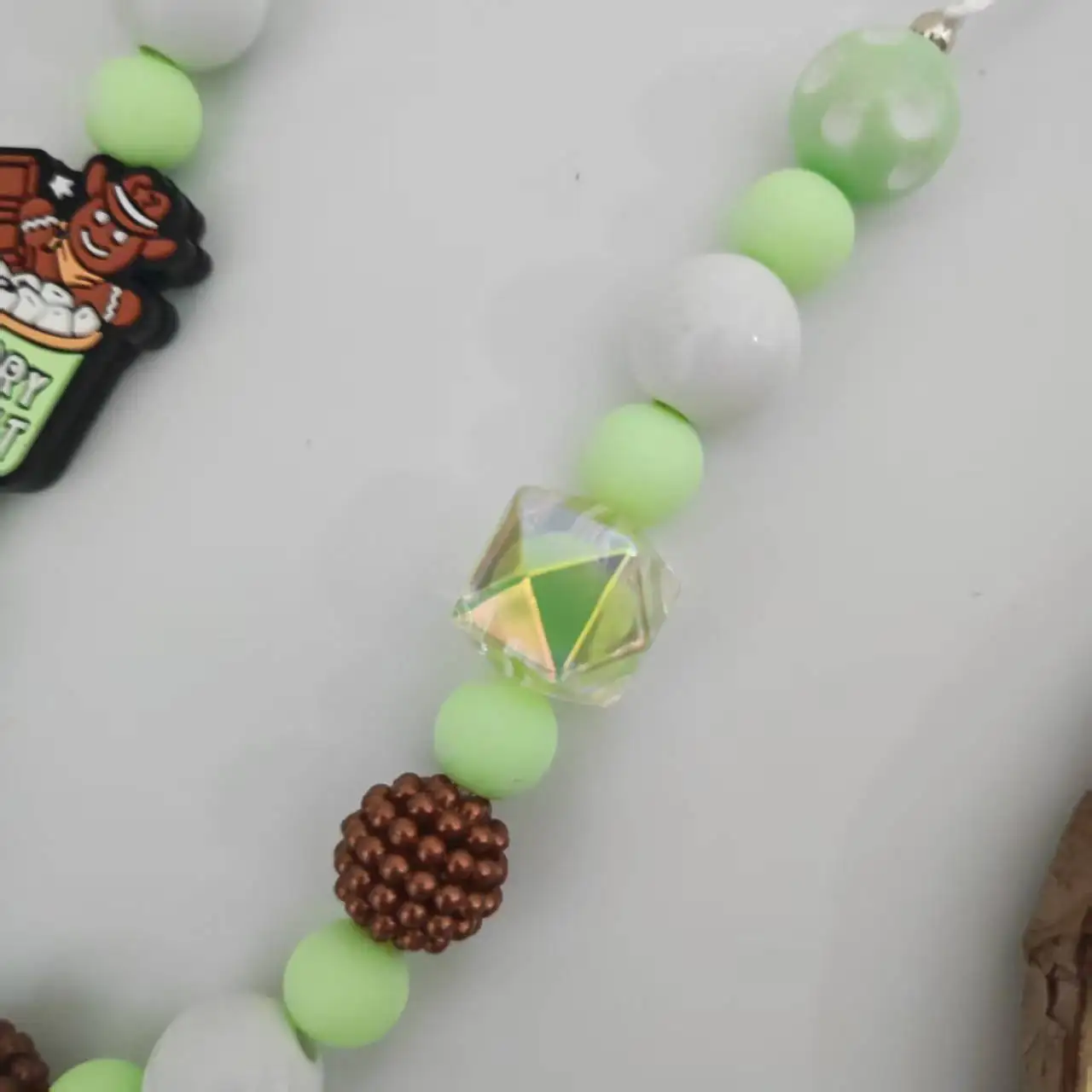 3-Farben-Kombinations-Design-Halskette für Kinder, modische Kinder, Lebkuchenmann mit Kaffeetasse, handgefertigte Weihnachts-Halskette