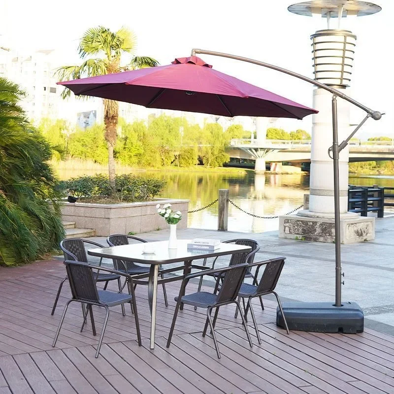 傘付きの屋外テーブルと椅子の組み合わせの中庭