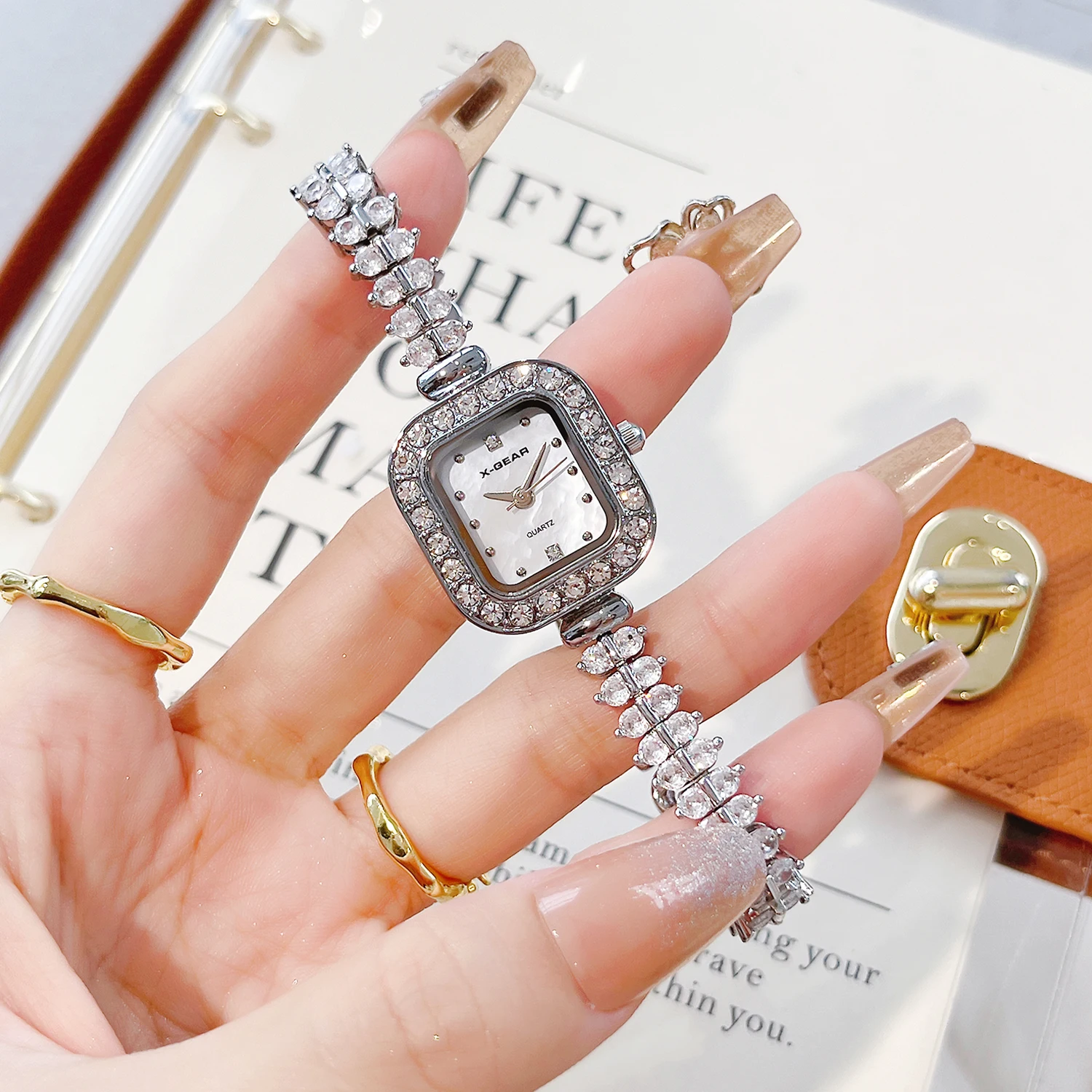 ساعة X-GEAR النسائية المربعة الصغيرة الجديدة - سوار الماس ذو الصف المزدوج مع قرص أم اللؤلؤ العصري ولمسات الماس Quar