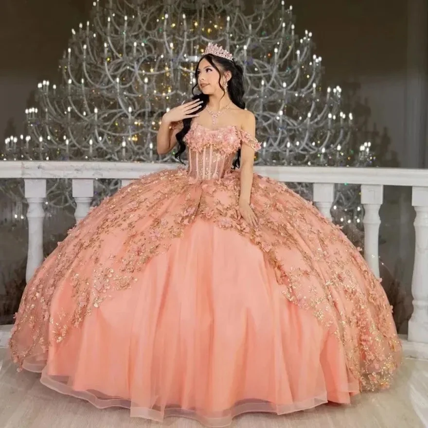 

Гламурные платья Quinceanera с 3D цветочной аппликацией, корсет с открытыми плечами, платье принцессы для выпускного вечера Sweet 16, персиковые цветы, длинный шлейф