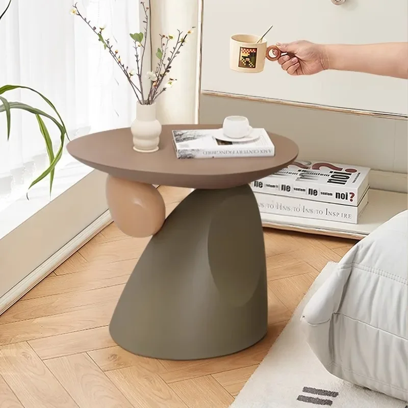 Ruang tamu bergaya Wabi-sandai dengan ornamen dari lantai hingga langit-langit, sofa mewah ringan berkelas tinggi di samping beberapa dekorasi rumah.