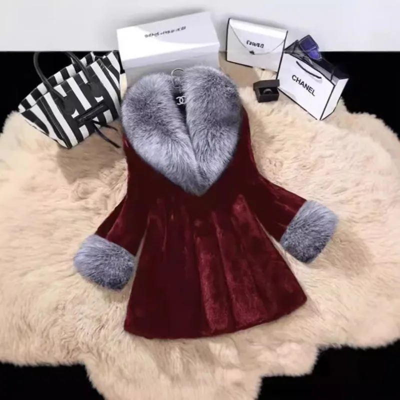 Abrigo de piel sintética de otoño-invierno para mujer de longitud media elegante y adelgazante con un diseño ajustado y abrigo de piel gruesa con cuello de piel para mujer