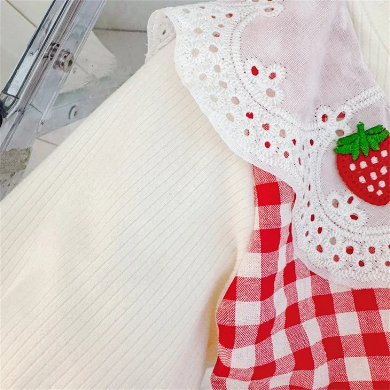 2026 جديد الكورية طفل فتاة فستان دمية طوق الفراولة التطريز خمر مدقق فستان الخريف الاطفال ملابس كاجوال للحفلات