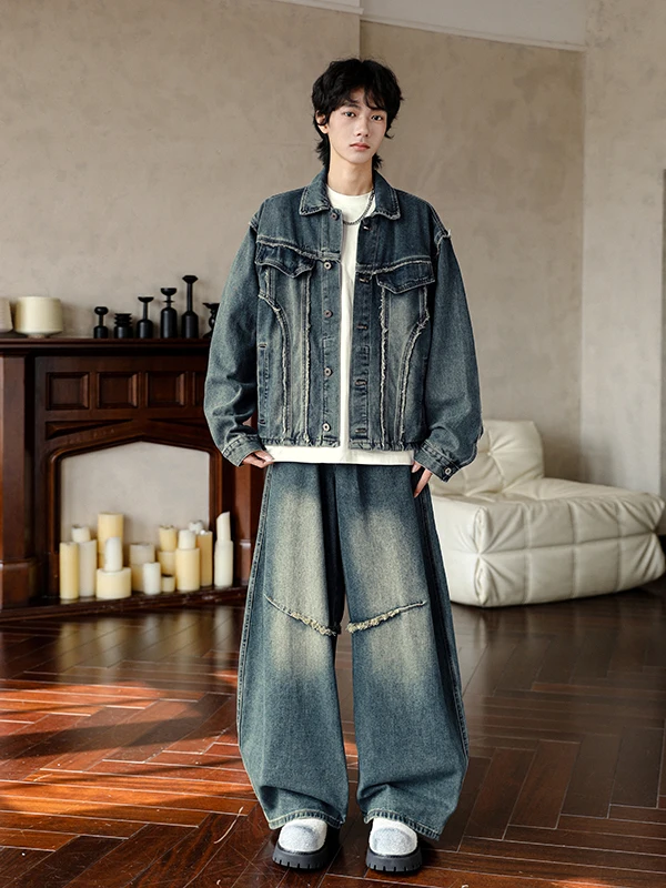 

Мужской джинсовый комплект в стиле ретро: куртка из денима с эффектом потертости и брюки прямого/широкого кроя. Модный двухкомпонентный комплект для весны и осени.