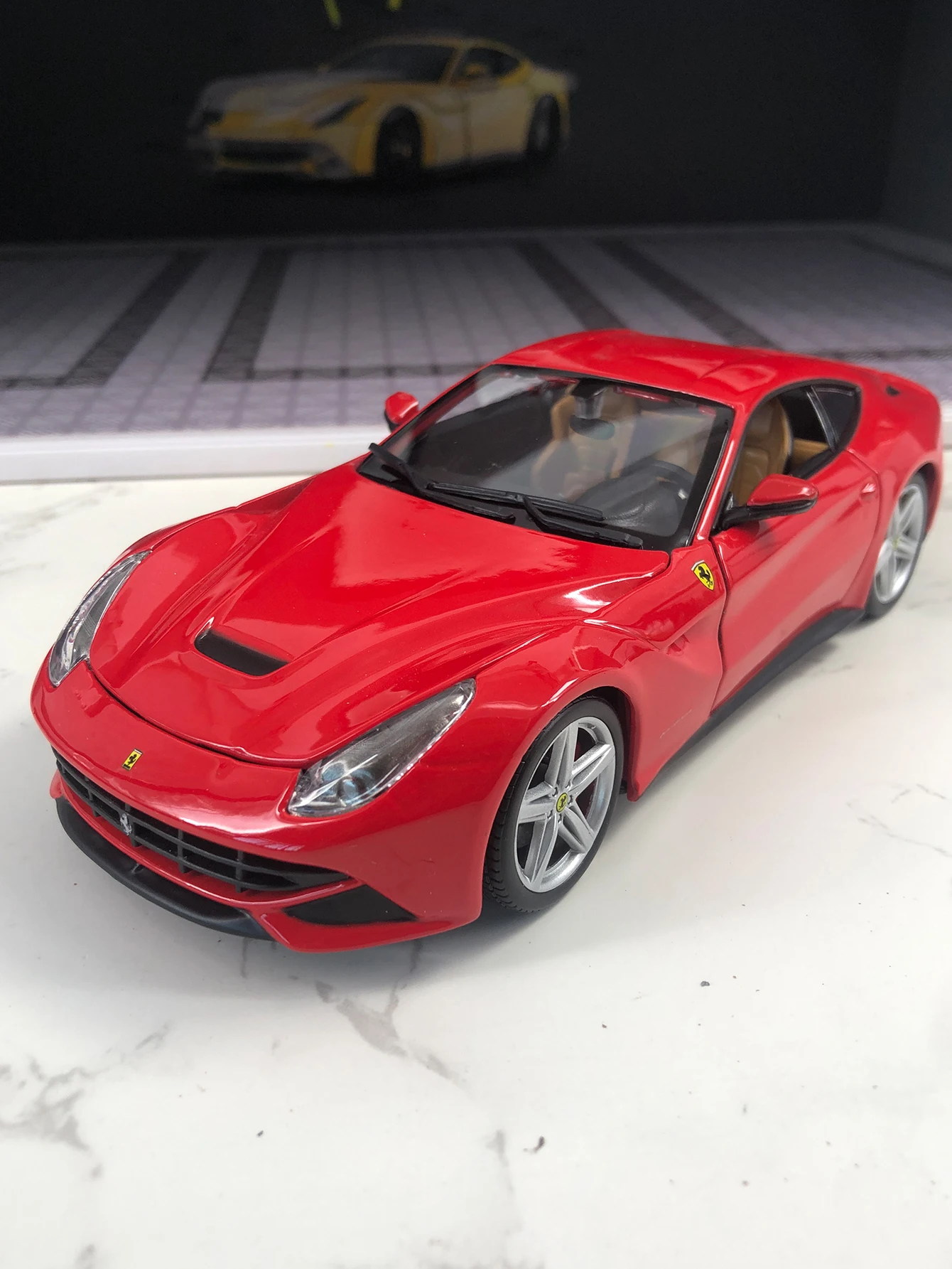 

Bburago 1:24 simulation zinc alloy Ferrari F12 berlinetta model car, static ornament, metal collectible gift car