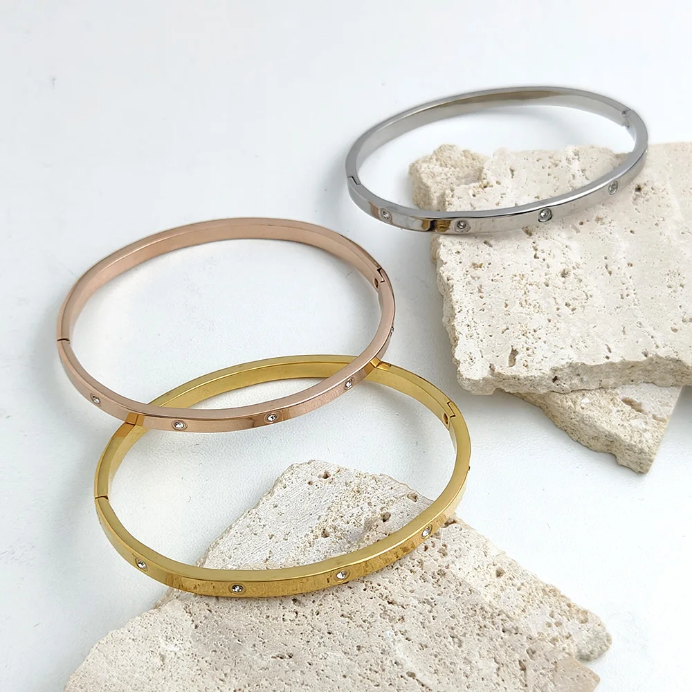 Exquisite18Kgold-plated stainless steel bracelet: glittering decoration, suitable for formal weddings, fashionable wrist jewelry