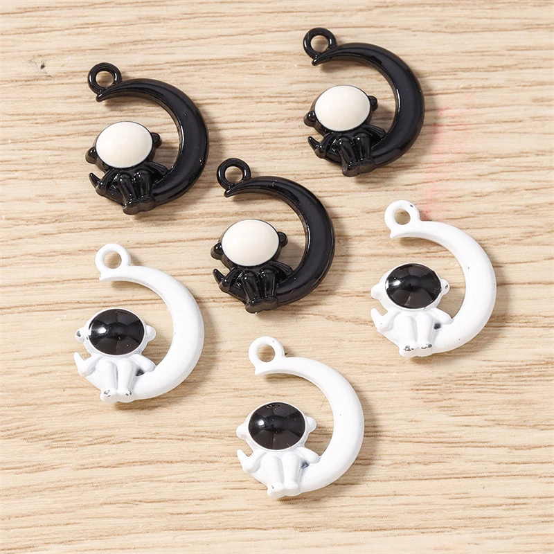 

10pcs 14x18mm Cute Enamel Moon Astronaut Charms Pendants for Jewelry Making Necklaces Earrings Bracelets DIY Crafts Accessories